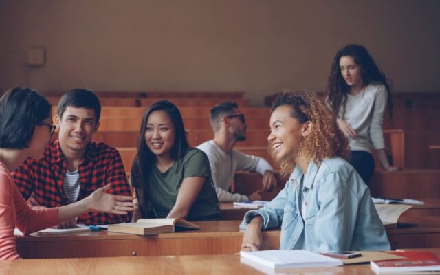 Sinh viên du học Canada ngành quản trị khách sạn trong giờ học lý thuyết