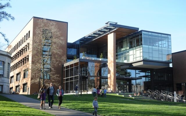 Khuôn viên trường Đại học Alberta Canada hiện đại rực rỡ