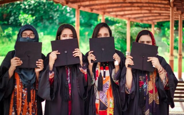 Sinh viên quốc tế vui mừng khi săn thành công học bổng du học Canada