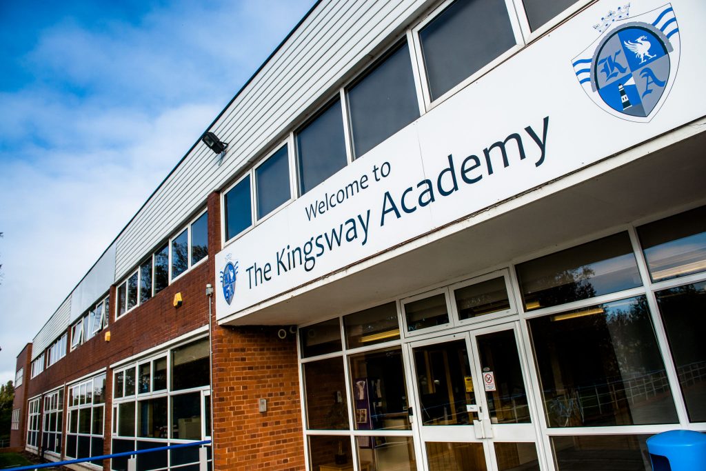 hoc-bong-trung-hoc-canada-tai-kingsway-academy-1