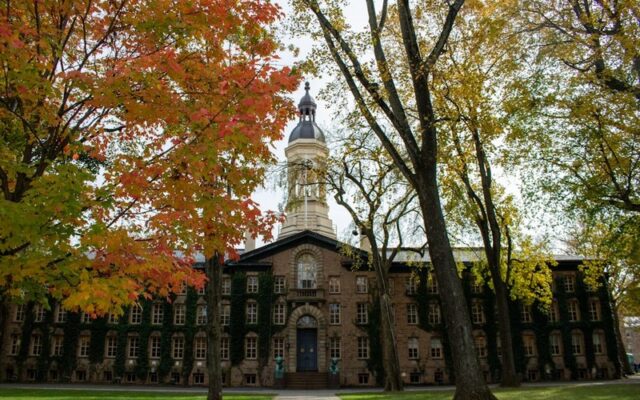 Học sinh, sinh viên các bậc học tại Canada với sách vở