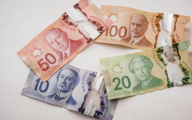 Sinh viên mua sắm nhu yếu phẩm trong siêu thị tại Canada