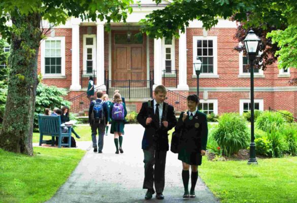 Nên chọn trường THPT nào khi du học Canada lớp 11?