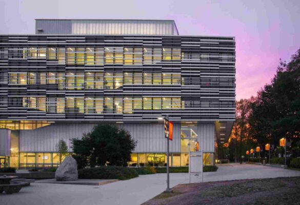 Học phí và học bổng tại Langara College