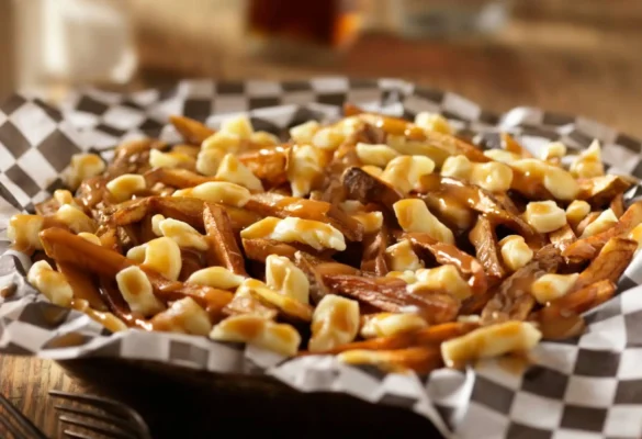 Poutine - Món ăn bạn nhất định phải thử khi đến Canada.