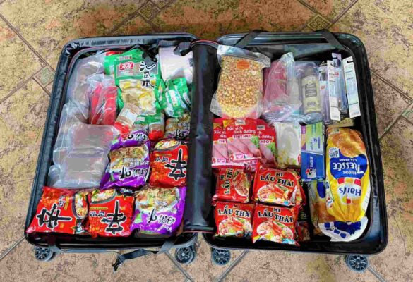 Chuần bị các loại đồ ăn vặt từ Việt Nam
