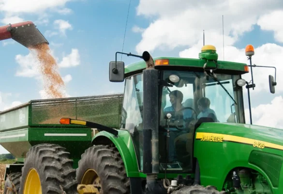 Công việc thu hoạch nông sản thường rất vất vả và đòi hỏi sức khỏe tốt.