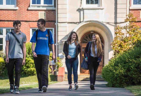 Ưu điểm và nhược điểm khi du học Canada từ lớp 12