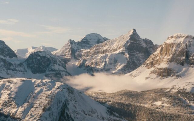 Vị trí địa lý Canada giáp ba đại dương và dãy núi hùng vĩ
