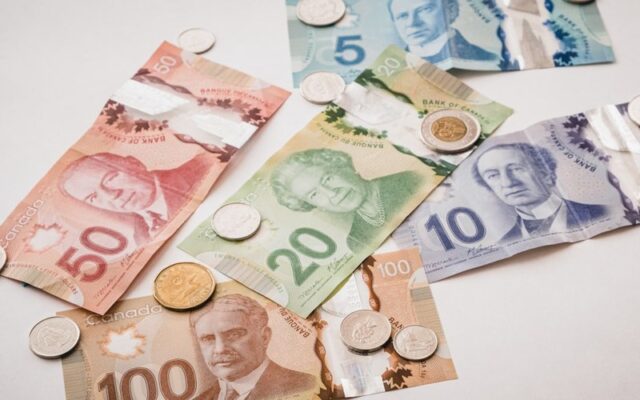 Du lịch Canada được mang theo bao nhiêu tiền mặt khi nhập cảnh năm 2026?