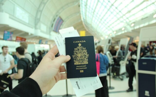 Hình ảnh hộ chiếu có dán visa Canada còn hiệu lực, điều kiện miễn visa