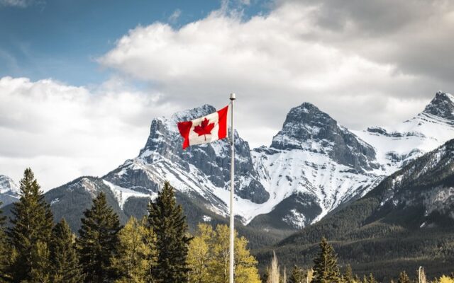 Cờ Mỹ và Canada, biểu tượng quan hệ du lịch giữa hai nước