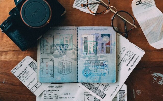 Người đang kiểm tra giấy tờ, hộ chiếu và các điều kiện khi du lịch quốc tế